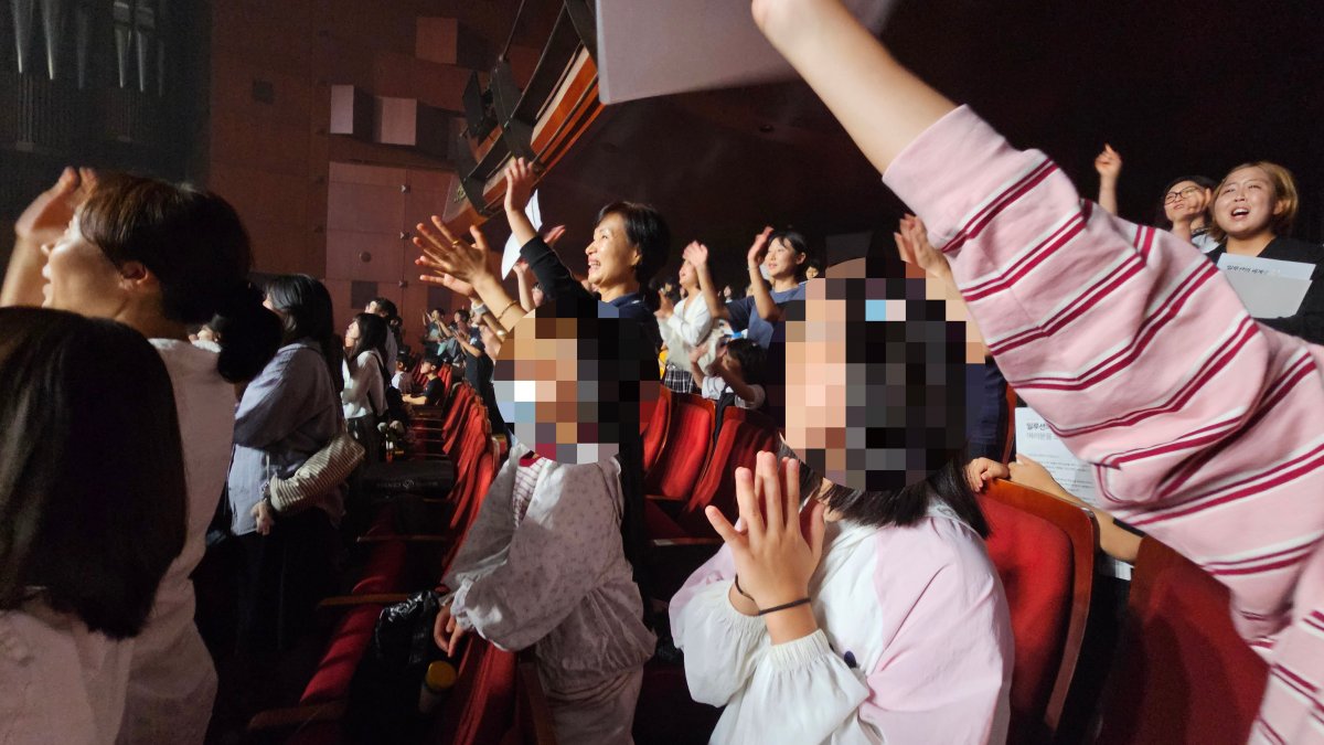 희망브리지와 함께하는 이은결 마술쇼를 관람하였습니다.